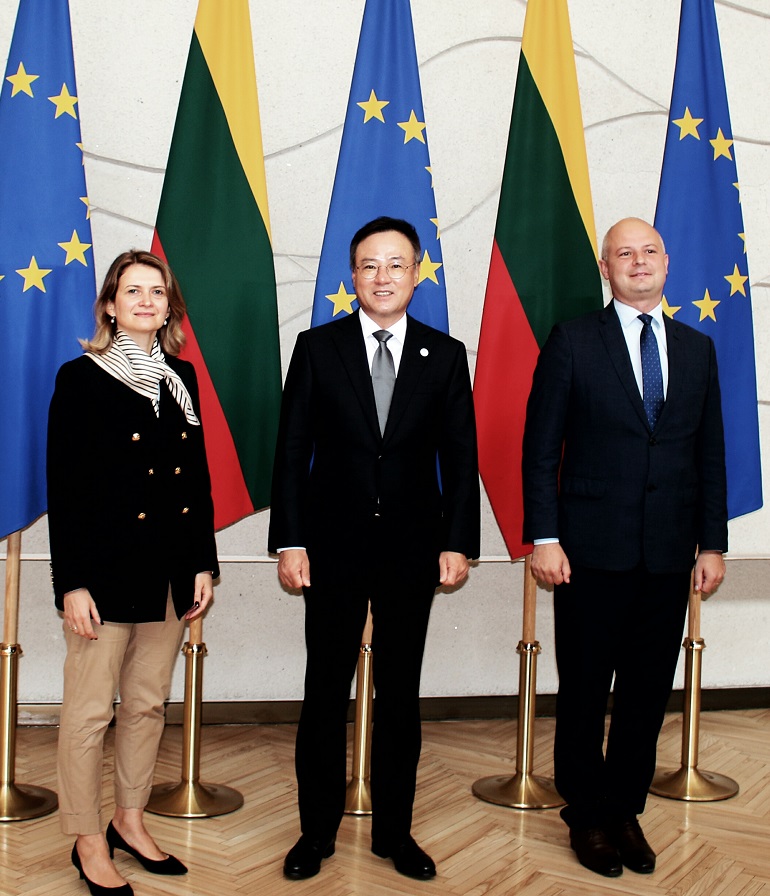 사진 1: 장동현 SK수펙스추구협의회 커뮤니케이션위원장 겸 SK㈜ 부회장(사진 가운데)이 지난 15일 리투아니아 수도 빌뉴스에서 기에드레 발시티테(Giedre Balcytyte) 국무실장(사진 왼쪽)과 시모나스 겐트빌라스(Simonas Gentvilas) 환경부 장관을 만나 2030 부산 엑스포 유치를 당부하고 양국 협력방안을 논의한 뒤 기념 사진을 촬영하고 있다.